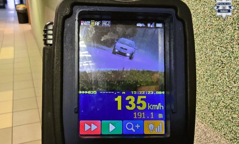 Fotoradar na ekranie zdjęcie samochodu ze wskazaniem prędkości
