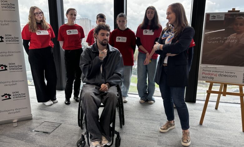 DOm aniołów Stróżów, Grupa ludzi wokół mężczyzny na wóżku