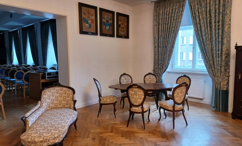 ałac Dietrichsteinów Wodzisław Śląski meble w sali herbowej