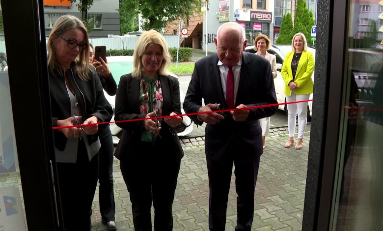 PSF Wodzisław Śląski Grupa osób przecina wstęgę