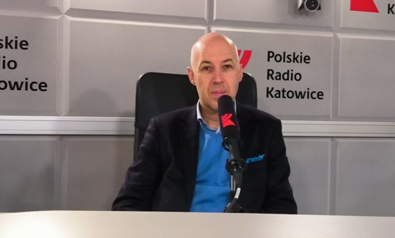 Reparacje wojenne Polska Niemcy Mężczyzna w studio Radiowym przed mikrofonem
