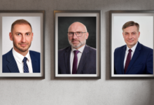 zmiana władzy w Starostwie Powiatowym w Gliwicach - zdjęcia mężczyzn na ścianie