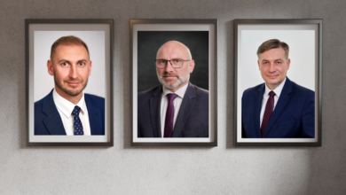 zmiana władzy w Starostwie Powiatowym w Gliwicach - zdjęcia mężczyzn na ścianie