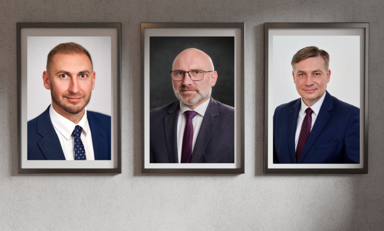 zmiana władzy w Starostwie Powiatowym w Gliwicach - zdjęcia mężczyzn na ścianie