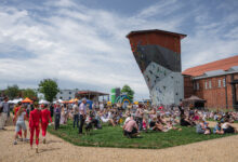 Pożegnanie lata Bytom ludzie siedza na trawie przyglądaja się czemuś