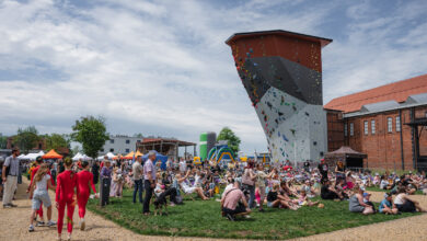 Pożegnanie lata Bytom ludzie siedza na trawie przyglądaja się czemuś