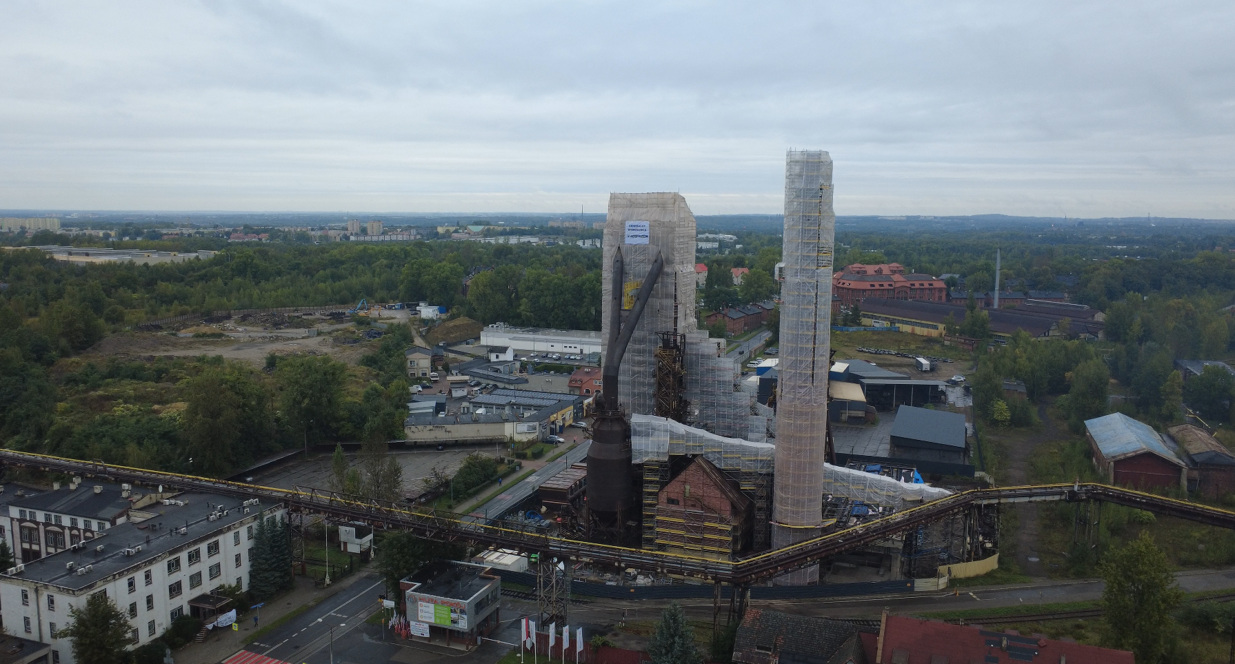 Hutniczy piec w przebudowie - zdjęcie lotnicze instalacji