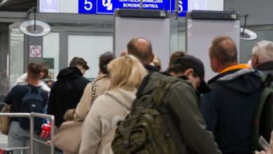 Rumun zatrzymany na lotnisku Katowice ludzie w kolejce