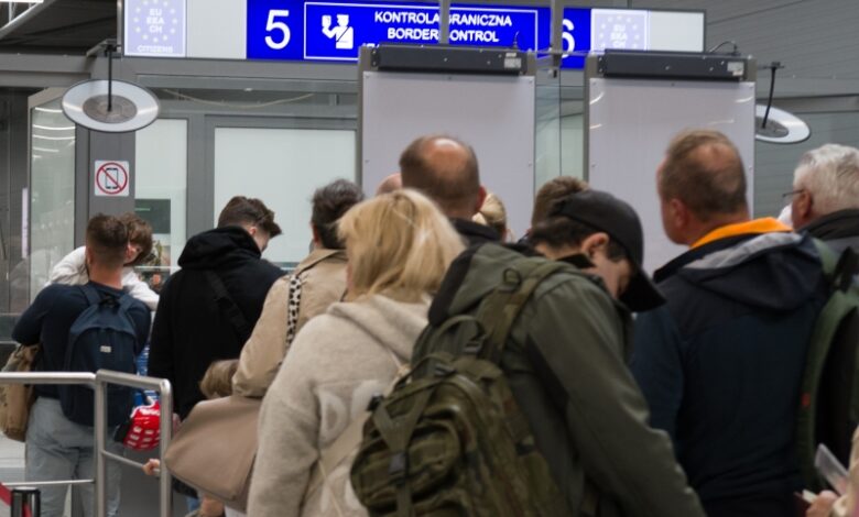 Rumun zatrzymany na lotnisku Katowice ludzie w kolejce