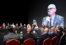 Śląski Stół - grupa osób siedzi przy okrągłym stole