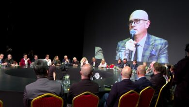 Śląski Stół - grupa osób siedzi przy okrągłym stole