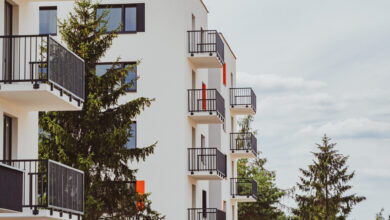 mieszkania komunalne Sosnowiec traugutta Biały budynek z balkonami