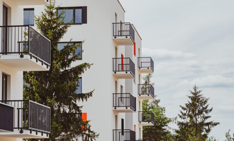 mieszkania komunalne Sosnowiec traugutta Biały budynek z balkonami