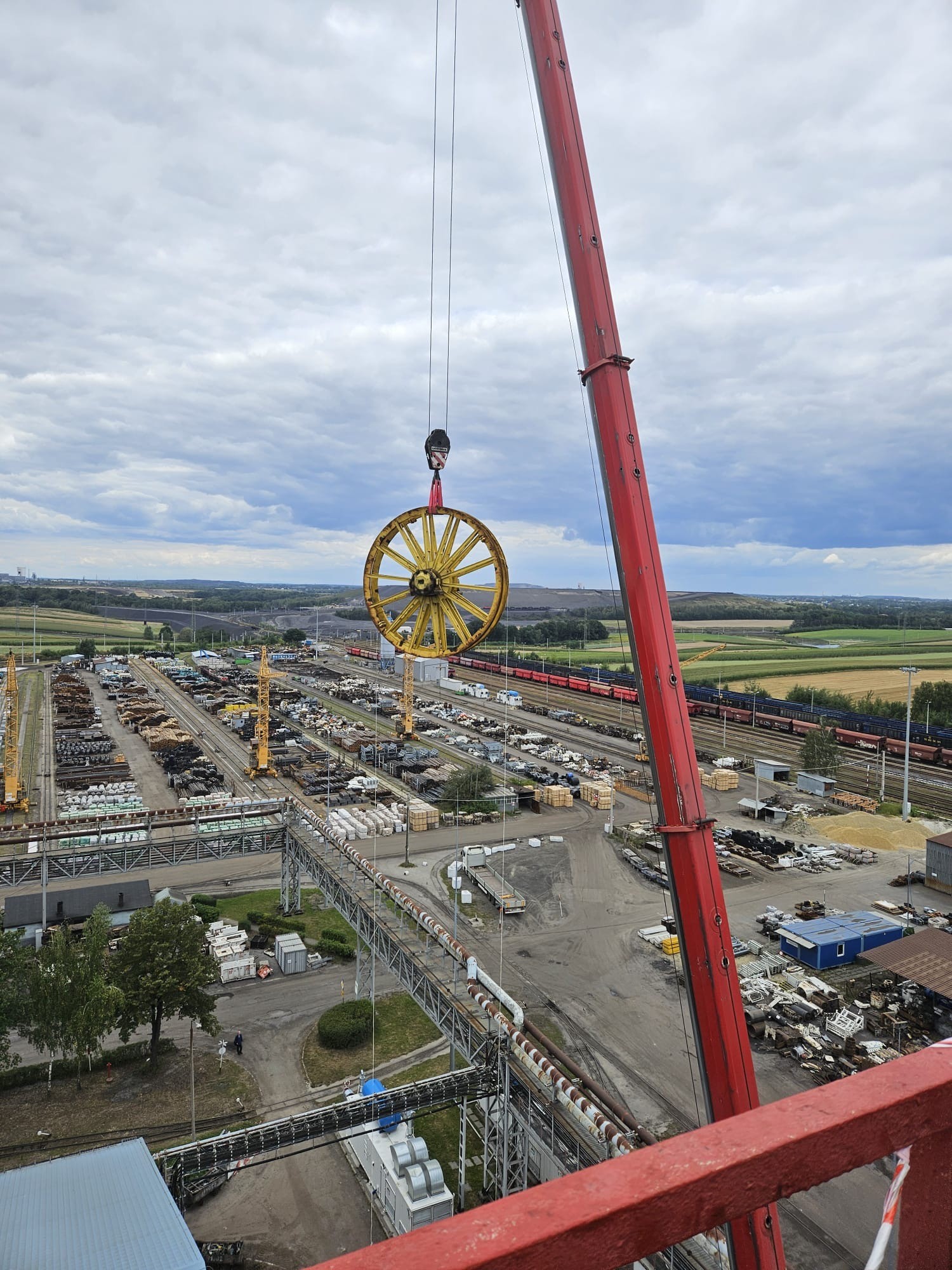 Gigantyczna operacja w kopalni Pniówek! Ważące 50 ton koła linowe już wymienione