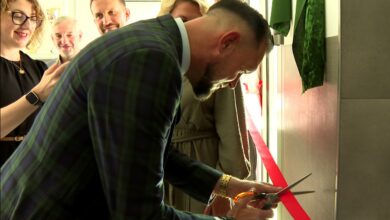 Mężczyzna przecinający wstęgę