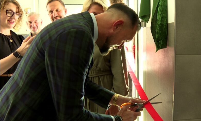 Mężczyzna przecinający wstęgę