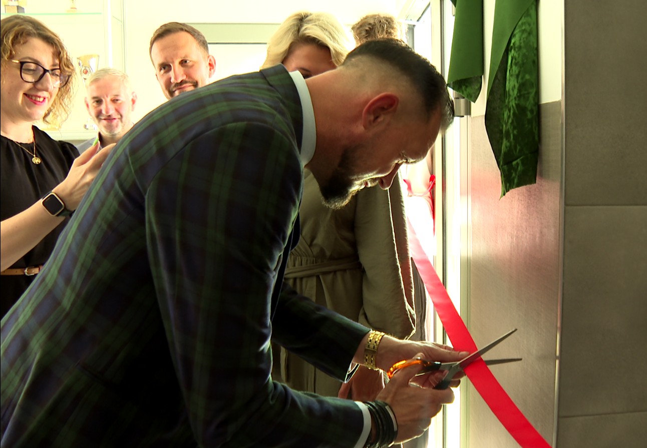 Mężczyzna przecinający wstęgę