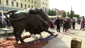 Rzeźba byka Rafała Olbińskiego Katowice