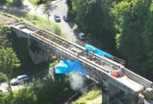 RObotnicy na szkielecie mostu kolejowego trwają prace remontowe