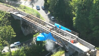 RObotnicy na szkielecie mostu kolejowego trwają prace remontowe