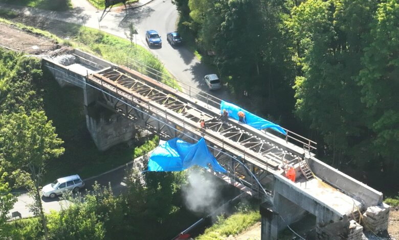 RObotnicy na szkielecie mostu kolejowego trwają prace remontowe