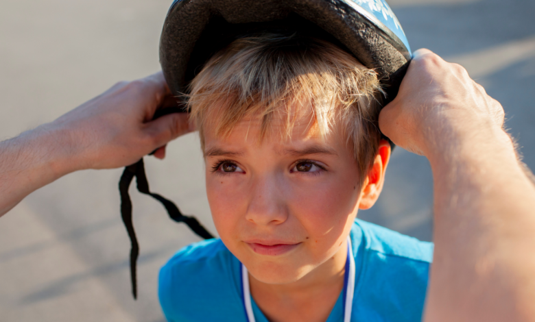 dziecko ubiera kask