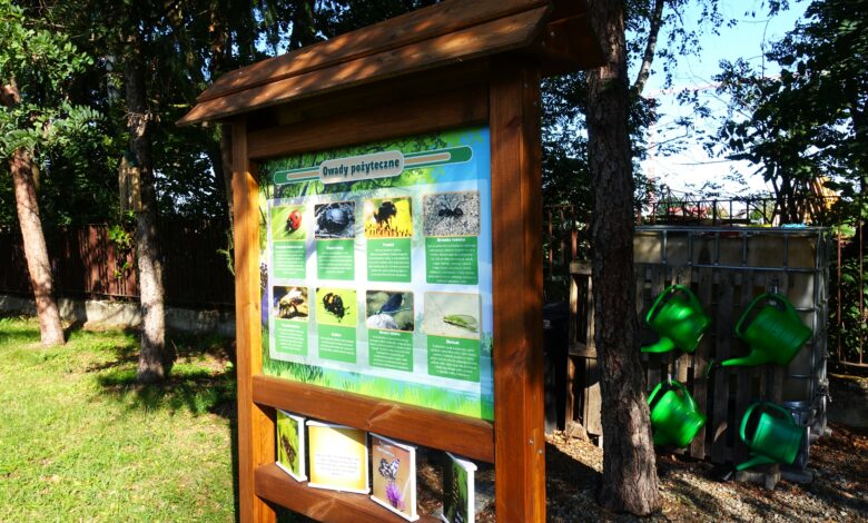 ekopracownia tablica informacyjna w ogrodzie