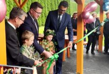 EKowizja otwarcie pracowni dzieci i dwaj mężczyźni przecinają wstęgę