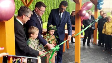 EKowizja otwarcie pracowni dzieci i dwaj mężczyźni przecinają wstęgę