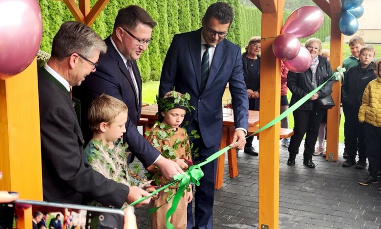 EKowizja otwarcie pracowni dzieci i dwaj mężczyźni przecinają wstęgę