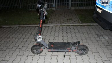 hulajnoga elektryczna obok fragment radiowozu