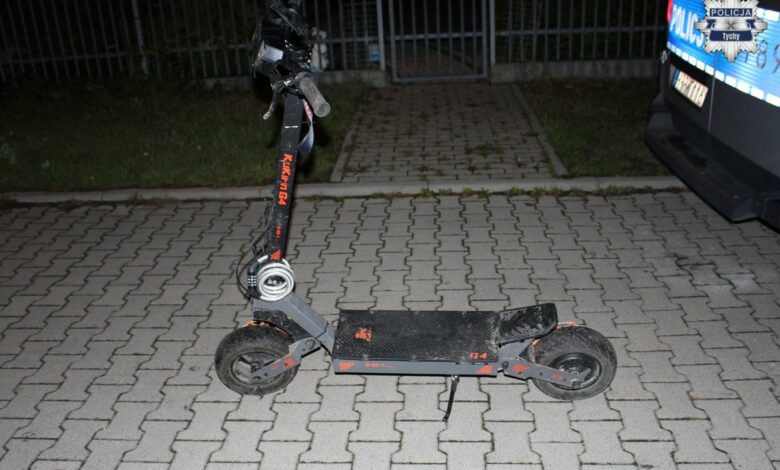 hulajnoga elektryczna obok fragment radiowozu