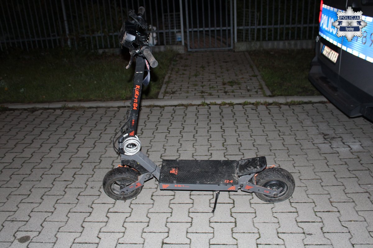 hulajnoga elektryczna obok fragment radiowozu