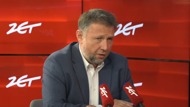 ustawa cudzoziemcy męzczyzna w studio radiowym