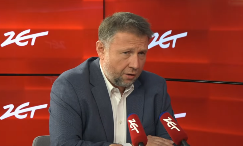 ustawa cudzoziemcy męzczyzna w studio radiowym