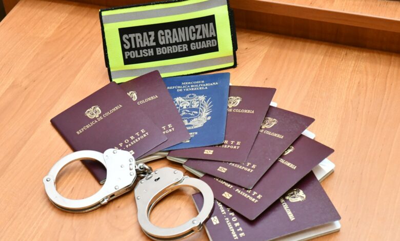 kOLUMBIA ZATRZYMANIA PASZPORTY NA STOLE I KAJDANKI