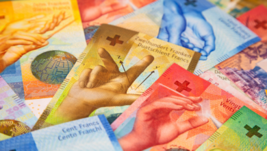 banknoty franki rozłożone na stole