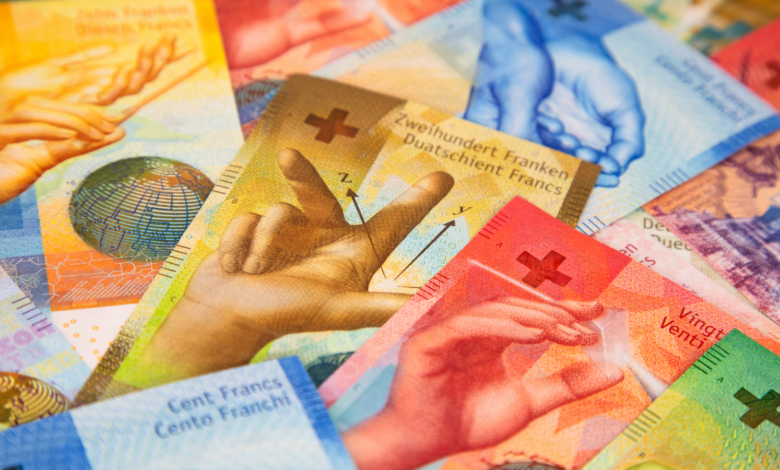 banknoty franki rozłożone na stole