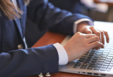 laptopu w szkole ręce dziecka nad klawiaturą laptopa