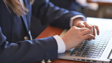 laptopu w szkole ręce dziecka nad klawiaturą laptopa