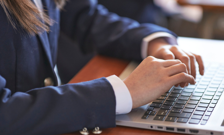 laptopu w szkole ręce dziecka nad klawiaturą laptopa