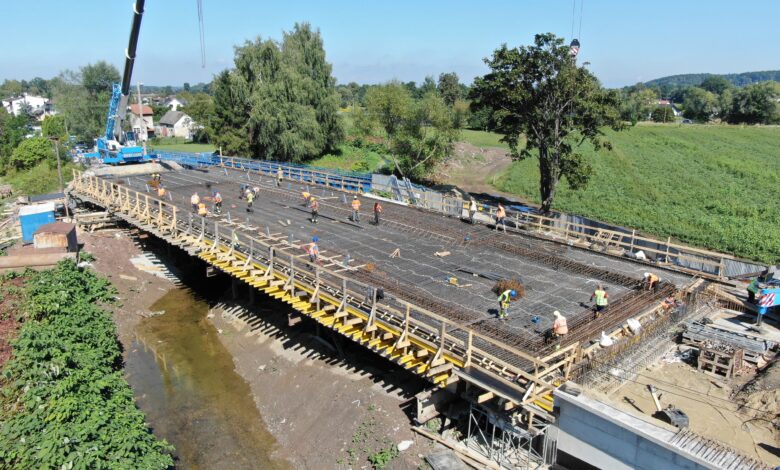 Odbudowa mostów w Ligocie - maszyny i most w budowie