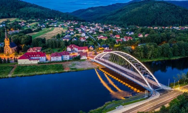 Most nad rzeką w tle zabudowania