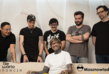 Grupa meżczyzn na pierwszym planie kanapa na której siedzi jedna osoba z boku napis Mosznowładcy