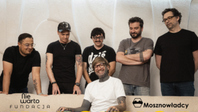 Grupa meżczyzn na pierwszym planie kanapa na której siedzi jedna osoba z boku napis Mosznowładcy