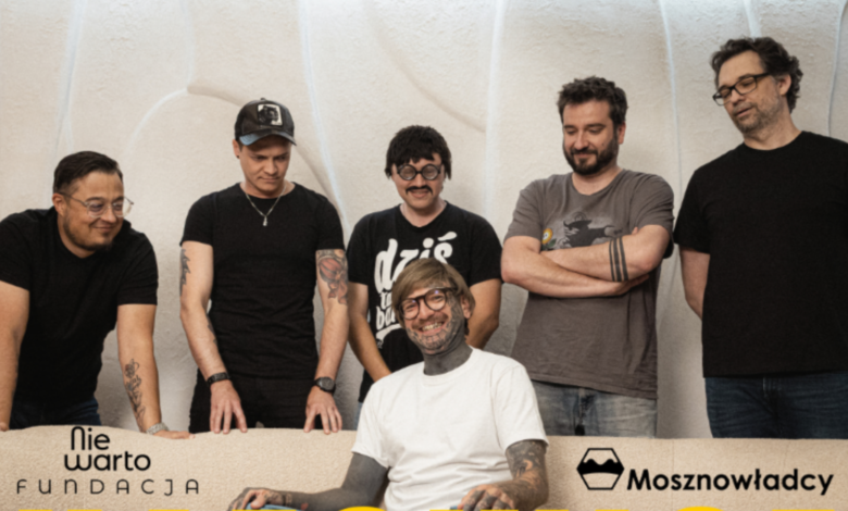 Grupa meżczyzn na pierwszym planie kanapa na której siedzi jedna osoba z boku napis Mosznowładcy