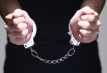 Ręce mężczyzny w kajdankach