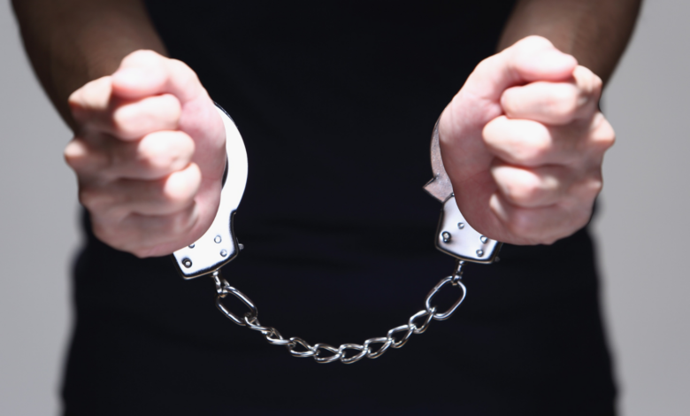 Ręce mężczyzny w kajdankach