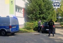 Policjanci obok kontrolowanego samochodu