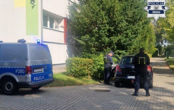 Policjanci obok kontrolowanego samochodu